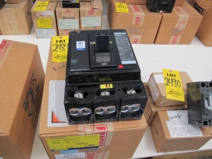 BREAKER, CIRCUIT TYPE, THERMAL MAGNETIC KIND, 300 AMP RATING, 600 AC VOLT RATING, 3 POLE. MOLDED CASE, 35KA @ 480VAC INTERRUPTING RATING WITH ALARM SWITCH BH, PART # MGL36300BH (W-44) LOADING & HANDLING FEE $5-